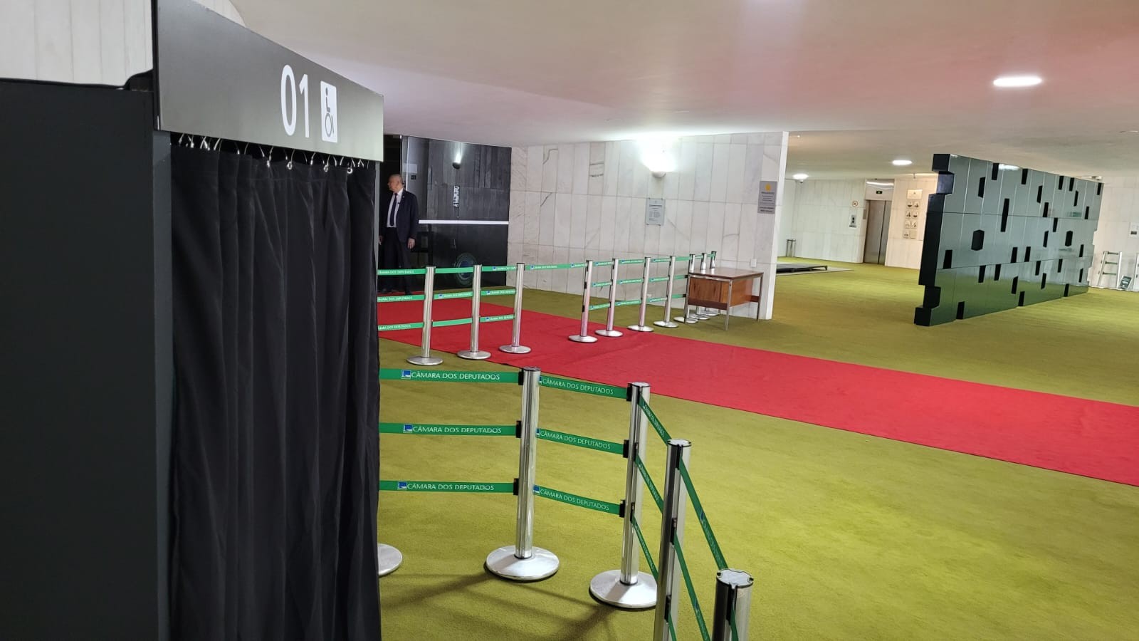 Cabines de votação e tapete vermelho: Salão Verde volta ao "normal" na véspera da eleição da mesa diretora — Foto: Fernanda Trisotto/ O Globo