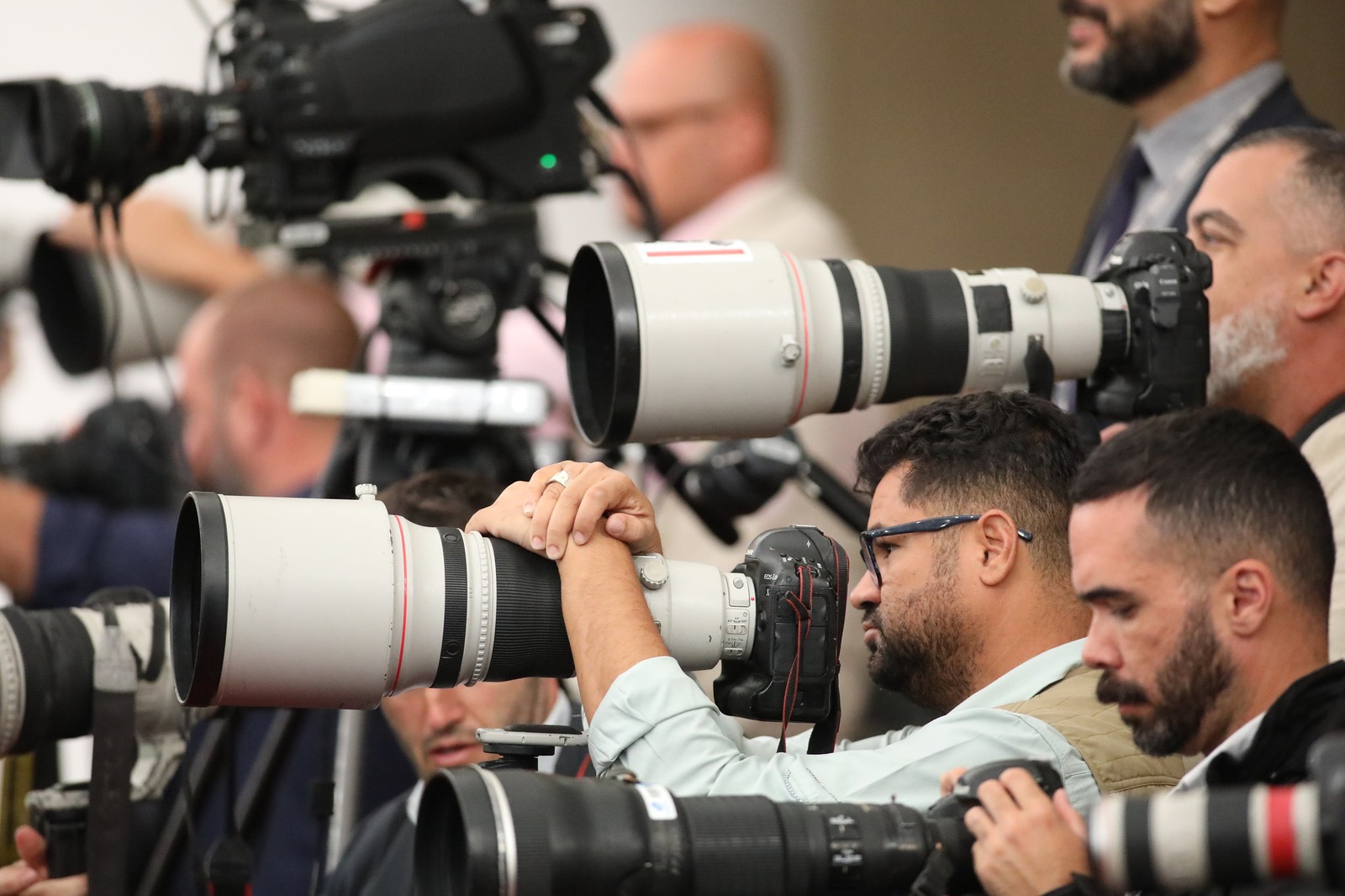 Jornalistas acompanham julgamento do ex-presidente Bolsonaro no TSE — Foto: Alejandro Zambrana/Secom/TSE