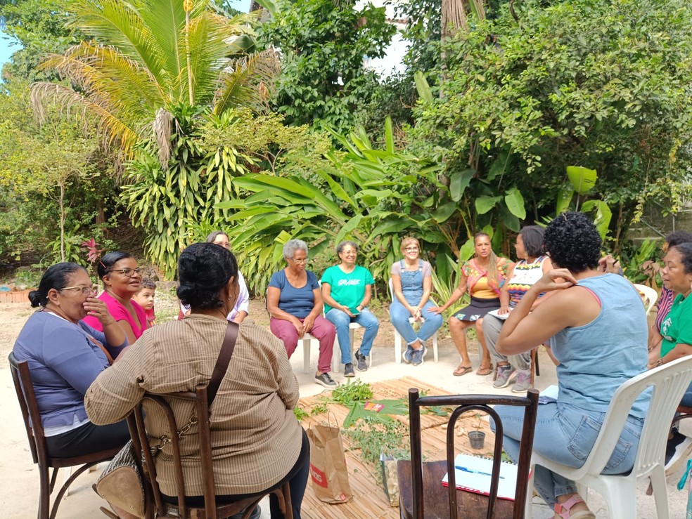 Mulheres que participam de aulas no Quilombo  Aquilah sobre o aproveitamento de alimentos — Foto: Divulgação