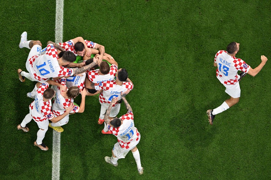 Time da Croácia comemora com o goleiro Livakovic classificação para as quartas de final da Copa do Mundo