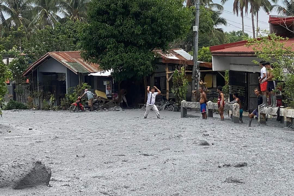 Lahar da erupção do vulcão Kanlaon fluindo por um curso d'água no vilarejo de Biaknabato, no município de La Castellana.