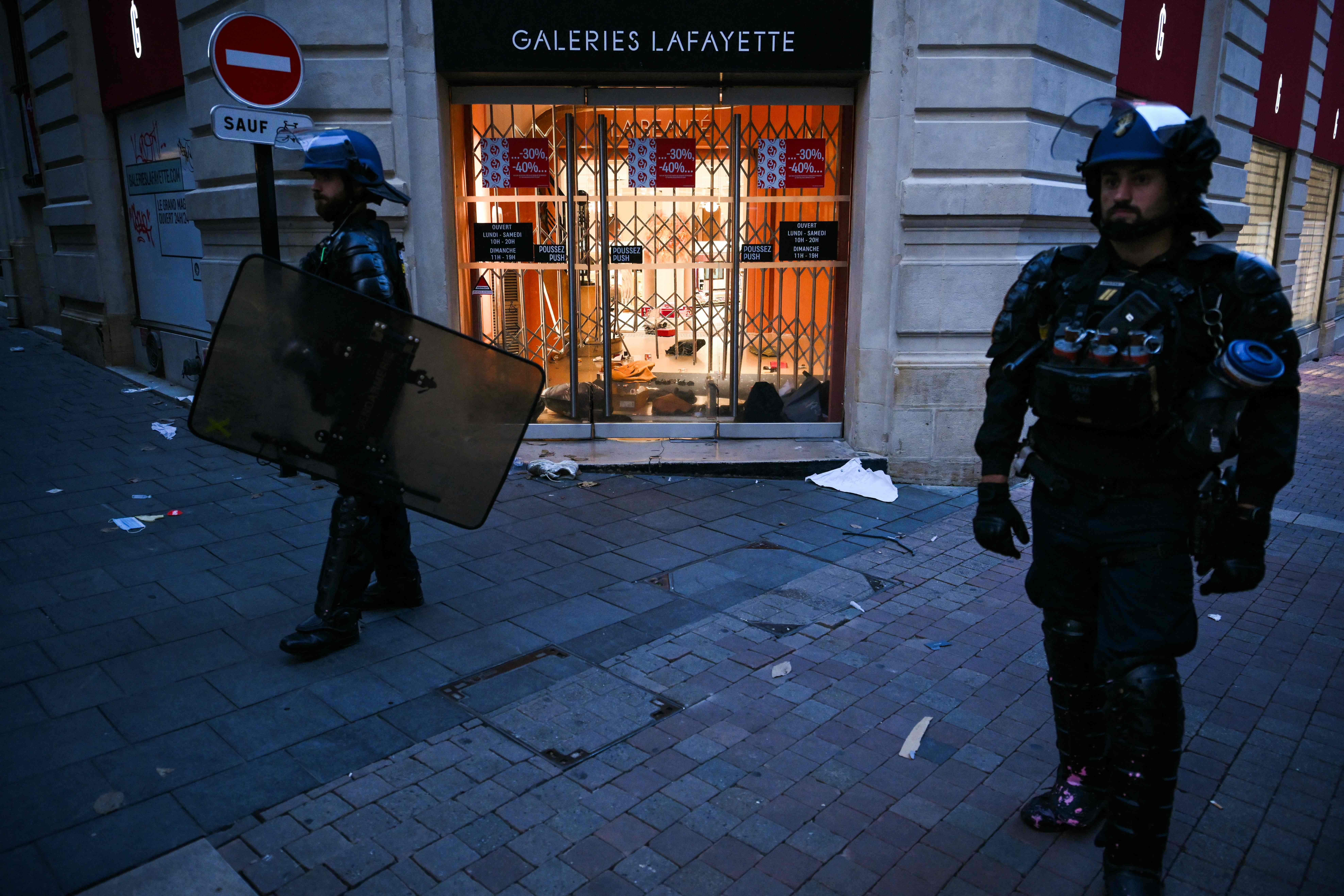 França convoca 70 mil agentes para reforçar segurança durante protestos convocados para o fim de semana