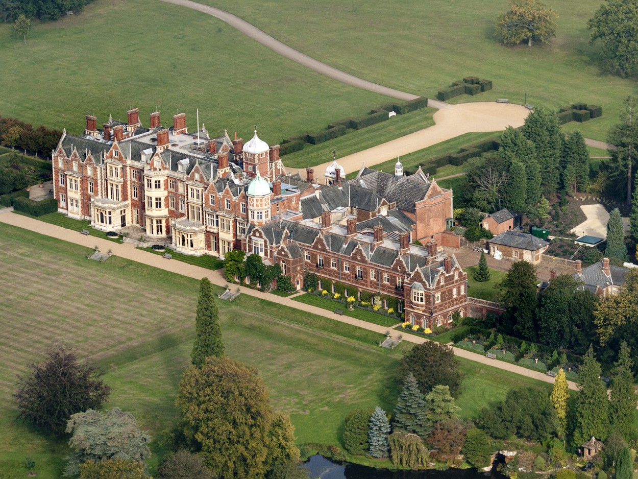 Vista aérea de Sandringham House, a casa de campo da família real britânica onde os monarcas costumam passar o inverno — Foto: Wikimedia Commons / Reprodução