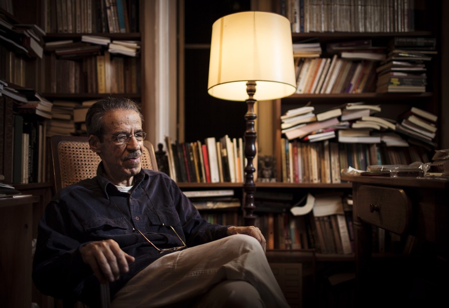 O poeta Armando Freitas Filho em sua casa, na Urca