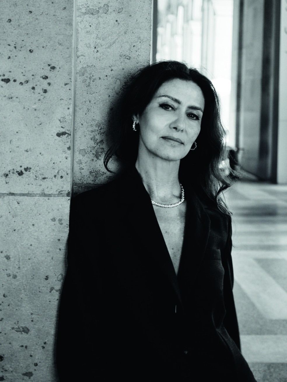 A atriz Maria Fernanda Cândido: blazer Dolce & Gabbana e brincos Tiffany & Co. — Foto: Fe Pinheiro