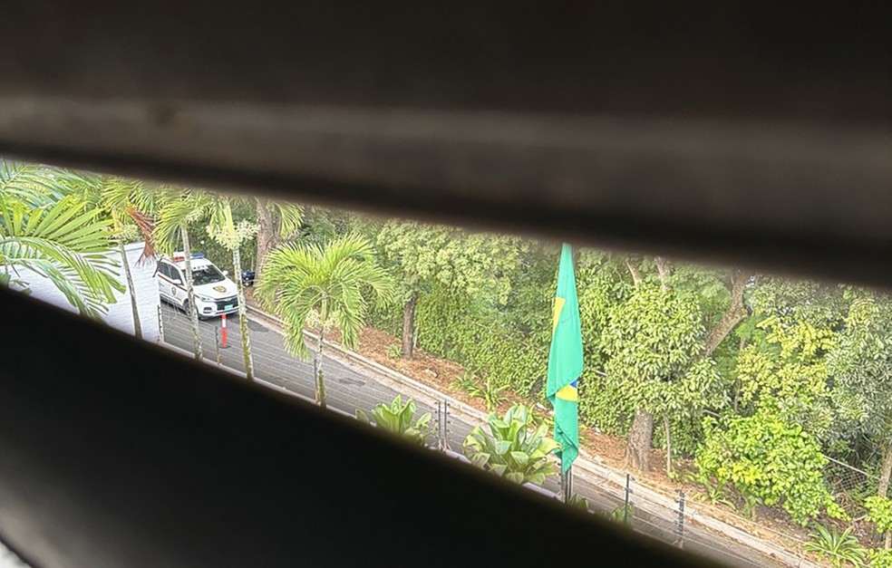 Veículos policiais cercam a Embaixada da Argentina em Caracas — Foto: Reprodução / Redes Sociais