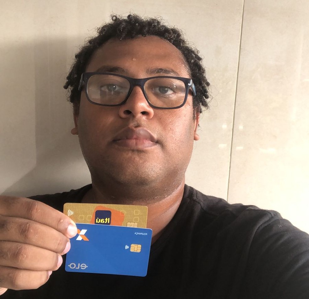 O bombeiro civil Yan Teixeira, de 26 anos, recorre ao parcelamento das faturas com juros para não ficar inadimplente — Foto: Acervo pessoal