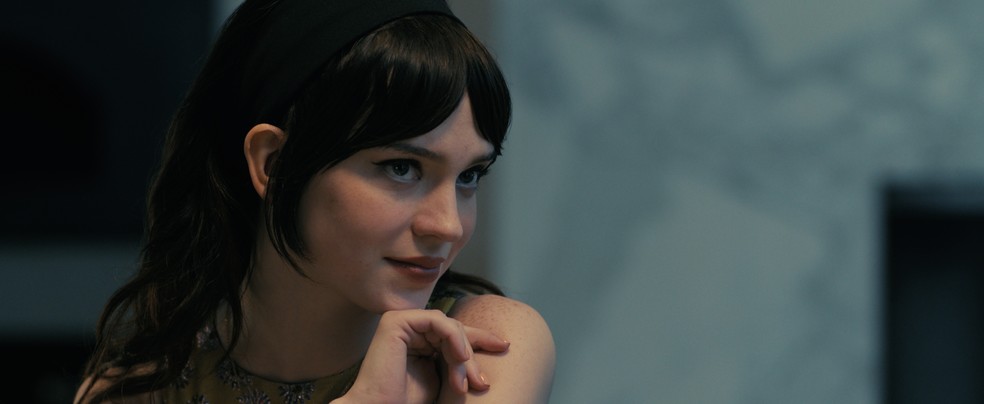 Sophie Thatcher em cena de "Acompanhante perfeita" — Foto: Divulgação