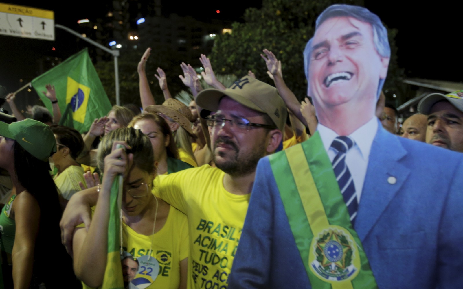Bolsonarista chora em reunião em frente à casa do presidente Jair Bolsonaro derrotado nas urnas — Foto: Alexandre Cassiano/Agência O Globo
