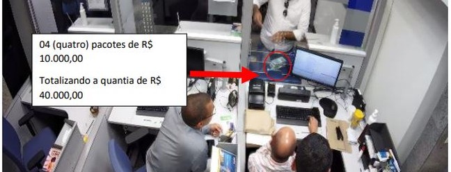  Pedro Salomão saca R$ 40 mil em agência bancária na Asa Sul, em Brasília, em 18 de maio de 2023 — Foto: Reprodução/ PF