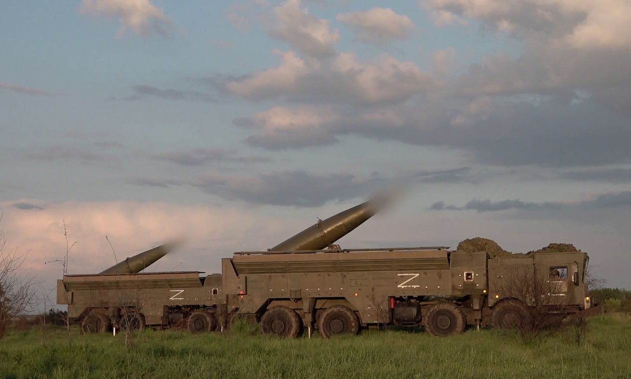 Rússia inicia exercícios com armas nucleares táticas perto da Ucrânia