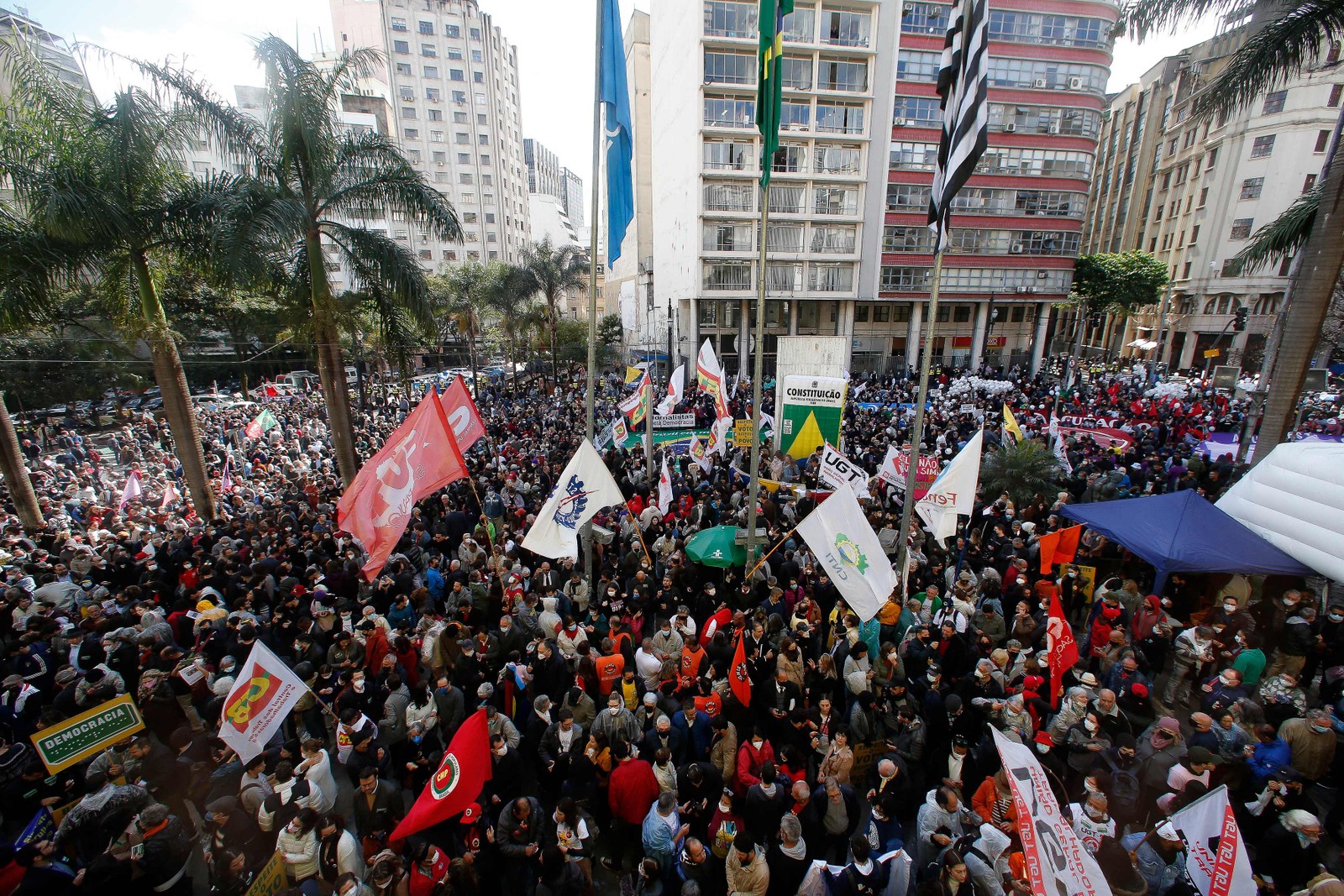 Movimentos sociais endossam ato pela democracia no Largo São Francisco, em São Paulo — Foto: MIGUEL SCHINCARIOL / AFP
