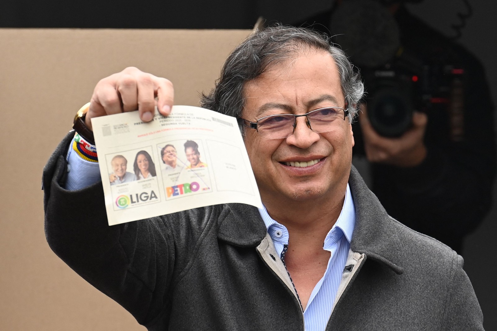 O candidato de esquerda, Gustavo Petro, mostra seu voto em Bogotá — Foto: Juan BARRETO / AFP