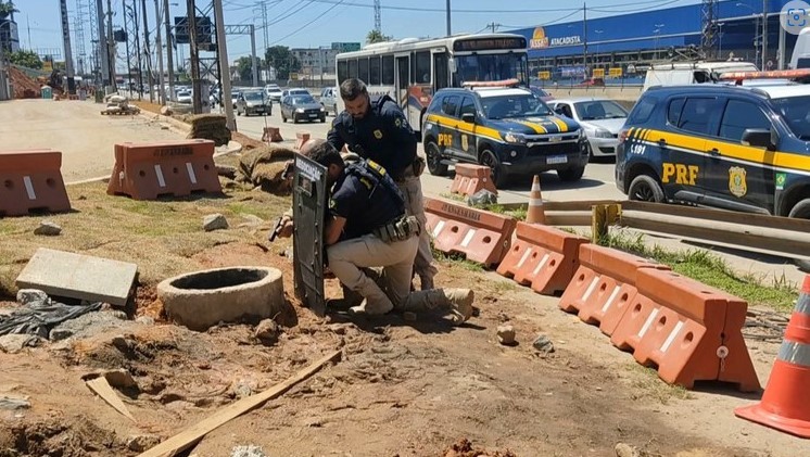 Polícia Rodoviária Federal encontra granada dentro de bueiro na Rodovia Presidente Dutra