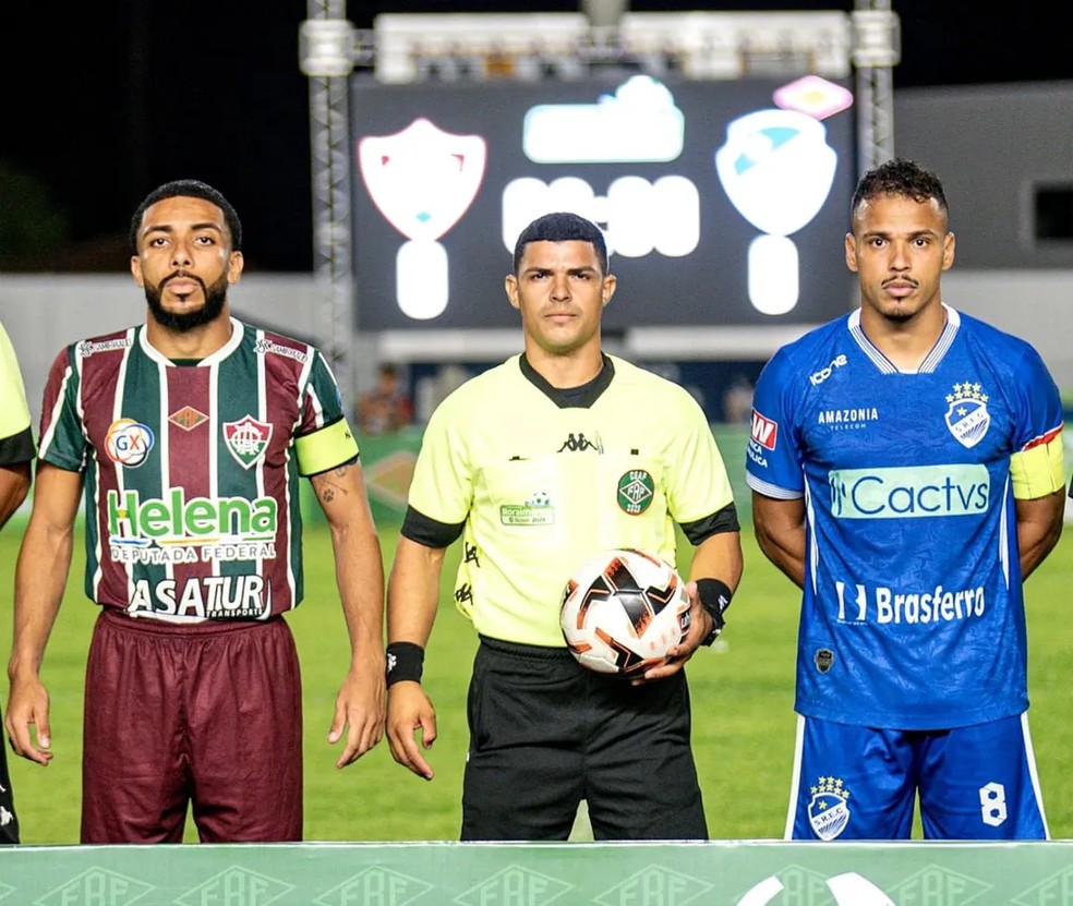 Jogador do Atlético Roraima (esquerda) veste a camisa do clube com a propaganda da deputada Helena Lima — Foto: Hélio Garcias/BV Esportes