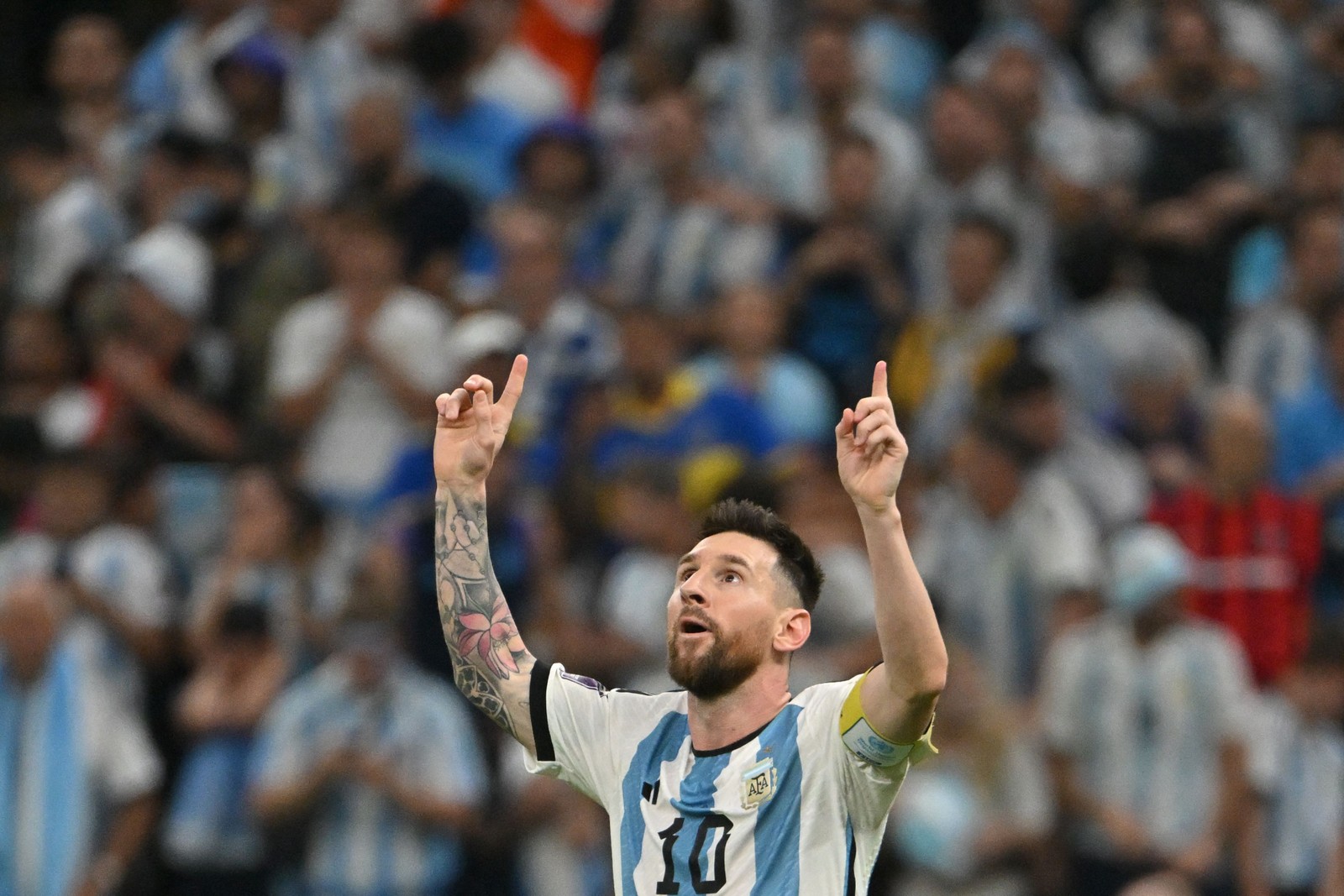 Messi comemora depois de marcar o segundo gol da Argentina, de pênalti  — Foto: Alberto PIZZOLI / AFP