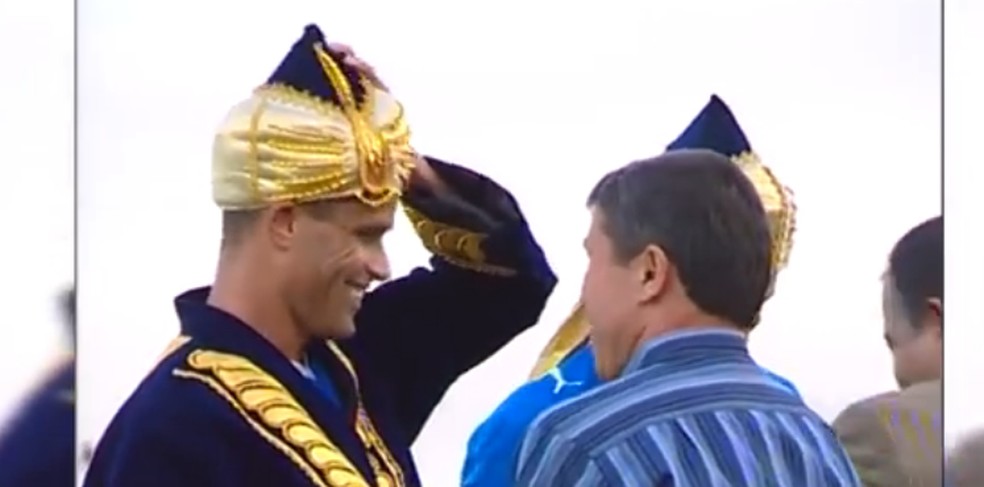 Rivaldo com trajes tradicionais uzbeques em 2008 — Foto: Reprodução/Youtube