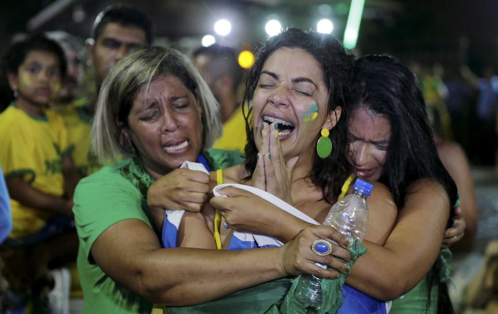 Eleitores choram em frente ao condomínio Vivendas da Barra, após resultado da eleição — Foto: Alexandre Cassiano / Agência O Globo