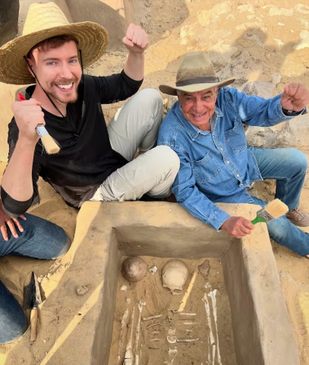 MrBeast percorreu estruturas das pirâmides do Egito com ex-ministro e cineasta — Foto: Reprodução/Instagram