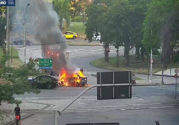Acidente entre dois veículos termina com um carro em chamas e três vítimas no centro do Rio