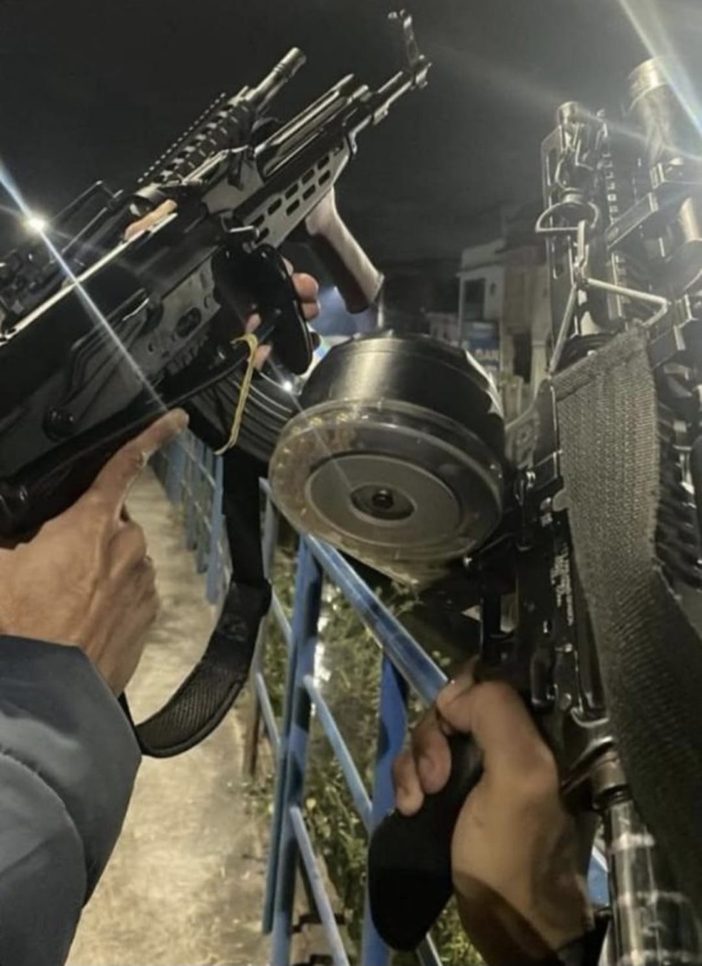 Traficante exibindo arma na favela Az de Ouro — Foto: Reprodução