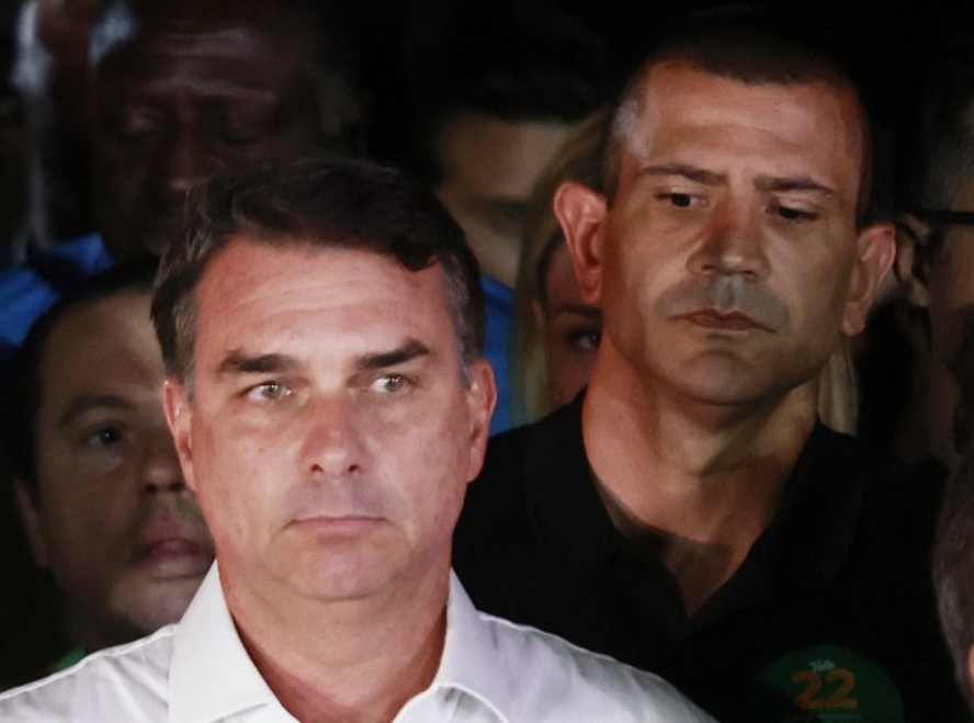 Último encontro. Na noite de domingo, Flávio Bolsonaro e o governador eleito Douglas Ruas juntos no pronunciamento do candidato derrotado à presidência