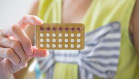 Pílula anticoncepcional é atacada por influenciadores nas redes, e trend causa alerta entre especialistas