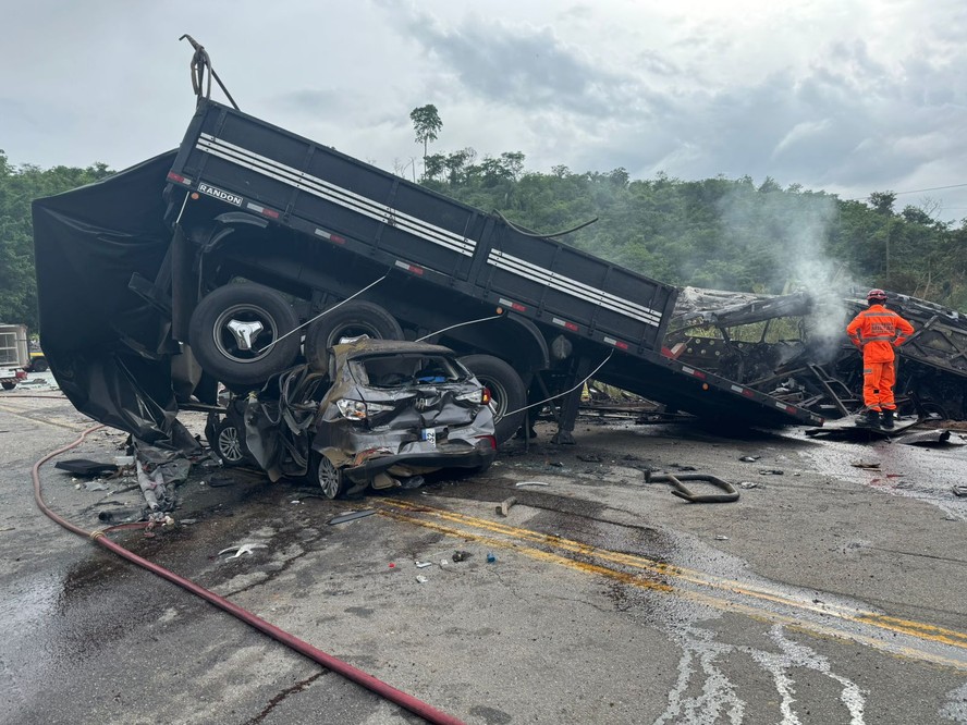 Acidente com ônibus, carreta e carro deixa ao menos 18 mortos em Minas Gerais