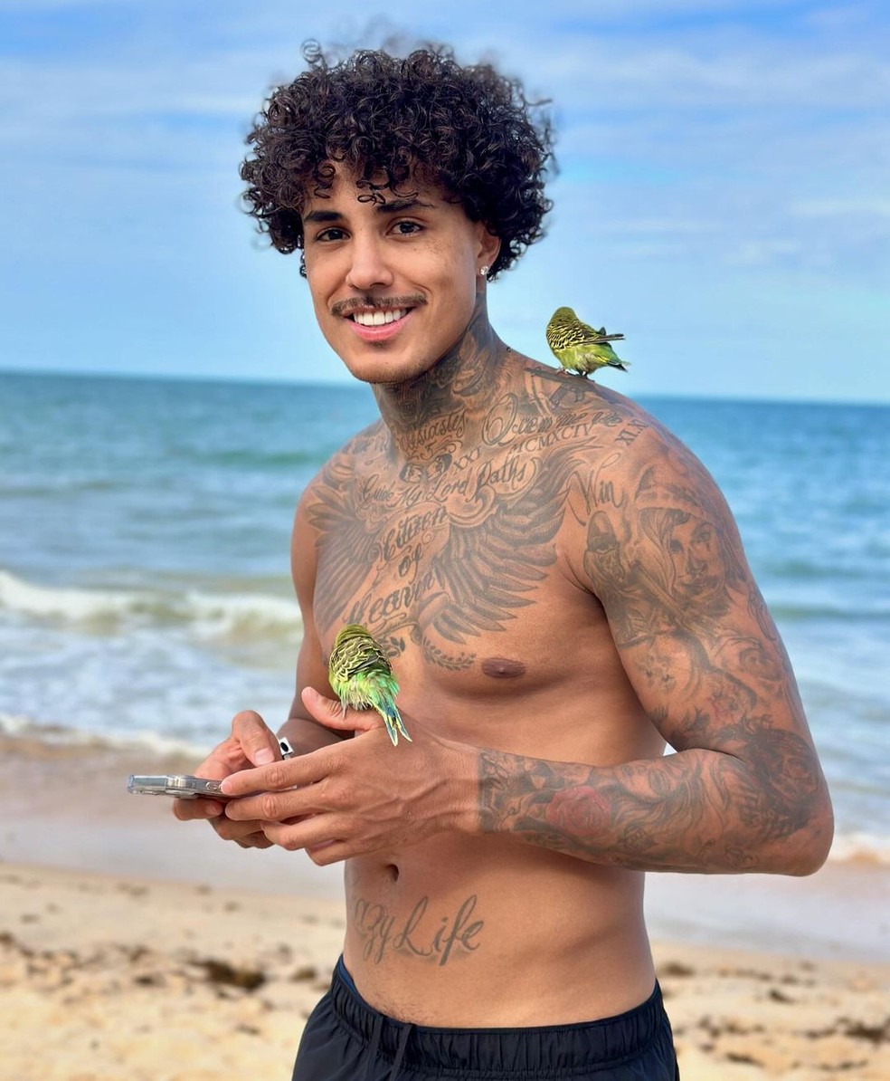 MC Livinho, em foto na praia, mostra as suas tatuagens — Foto: Reprodução/Instagram