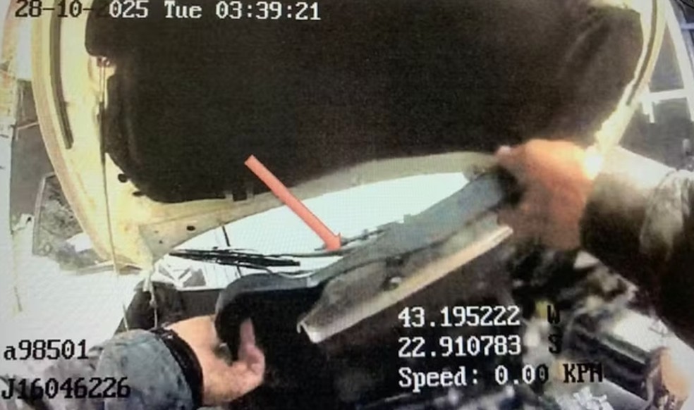 Body camera image shows the trauma battalion sergeant removing the hood of the car - Photo: Reproduction/ Fantástico, TV Globo