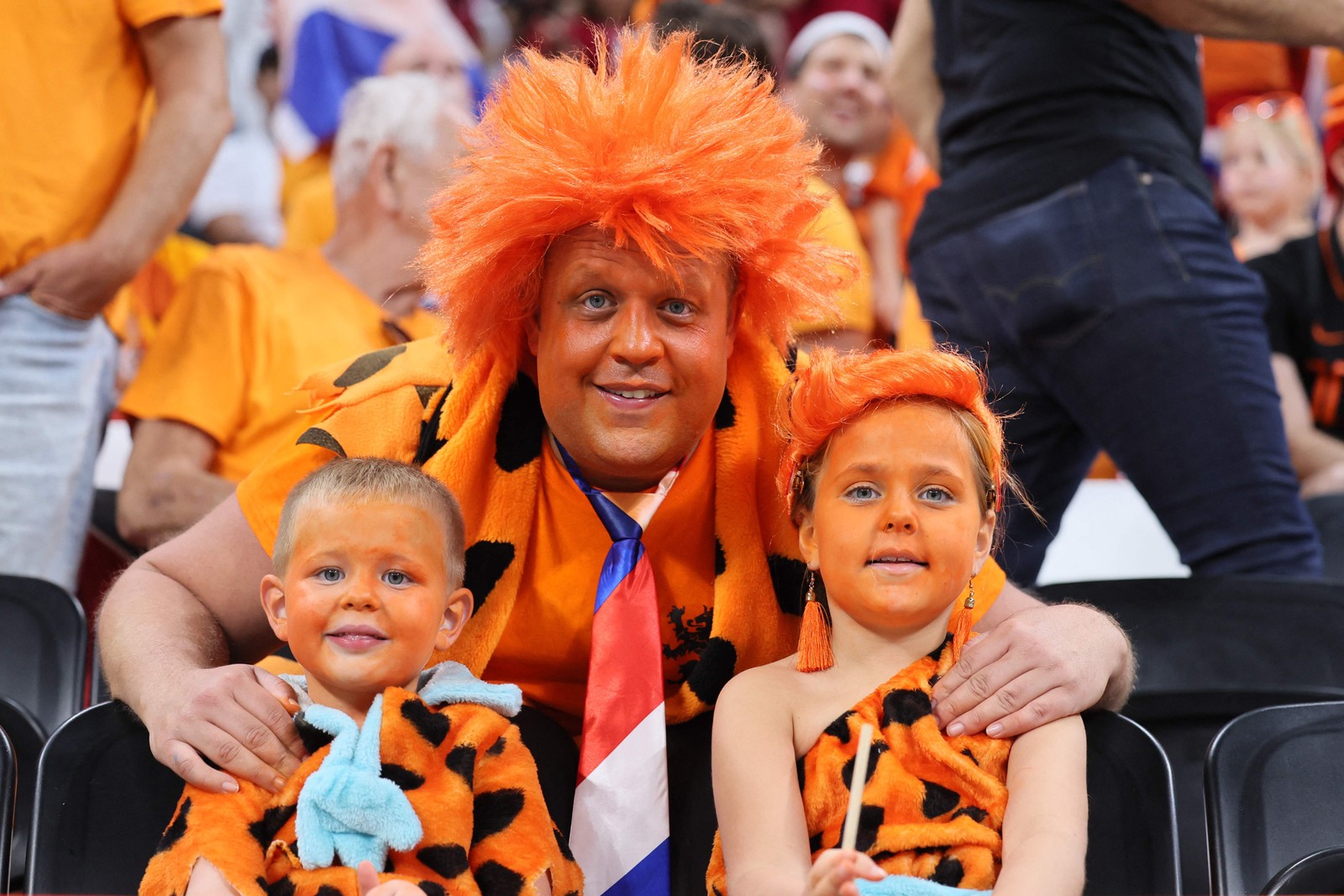 Torcedores holandeses se fantasiam de Flinstones para torcer pela seleção contra o Catar — Foto: KARIM JAAFAR/AFP