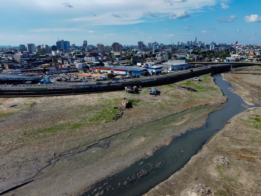 El Niño causa seca histórica no Rio Negro; veja antes e depois