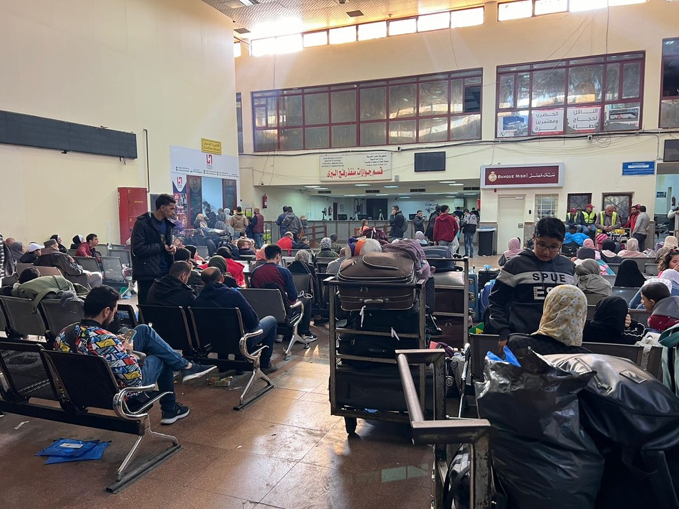 Brasileiros aguardam autorização para fazer a imigração na fronteira com o Egito — Foto: Vinícius de Assis