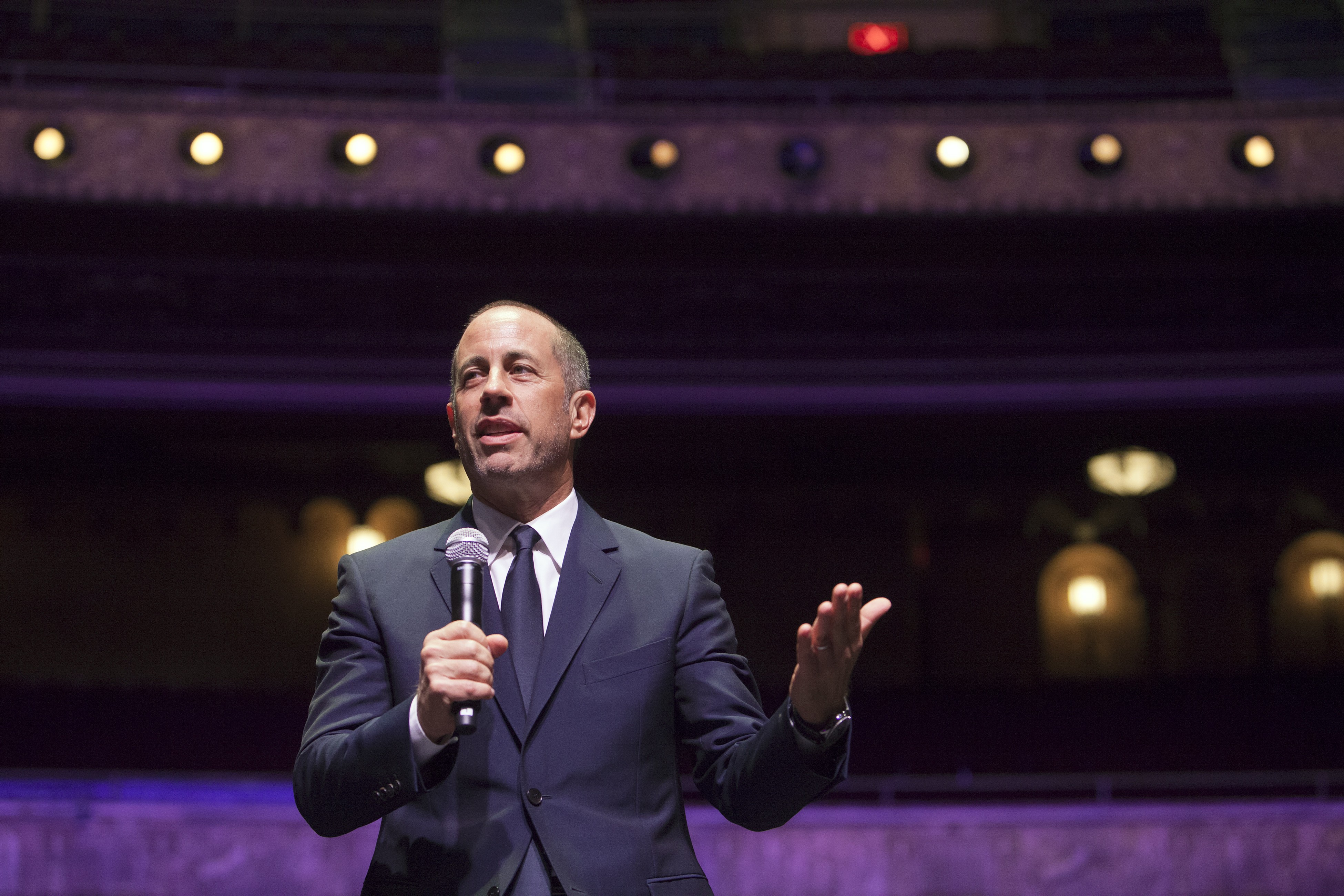 Jerry Seinfeld ironiza protesto pró-Palestina em stand up: 'vou descobrir quanto pagou no seu ingresso e mandar para Israel'