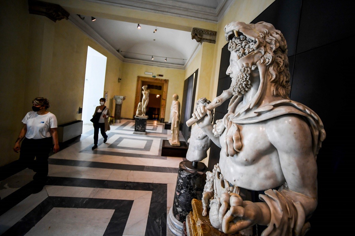 Na região estão também os Museus Capitolinos, com importante coleção de esculturas, reabertos ao público desde maioAFP