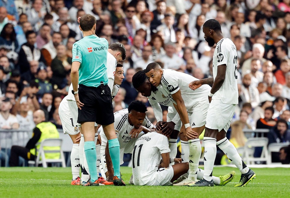 Rodrygo caído no gramado: atacante sente coxa esquerda e chora após substituição — Foto: Oscar del Pozo / AFP