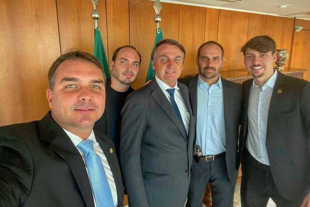 Atuação de irmãos de Flávio Bolsonaro em eventual gestão preocupa aliados