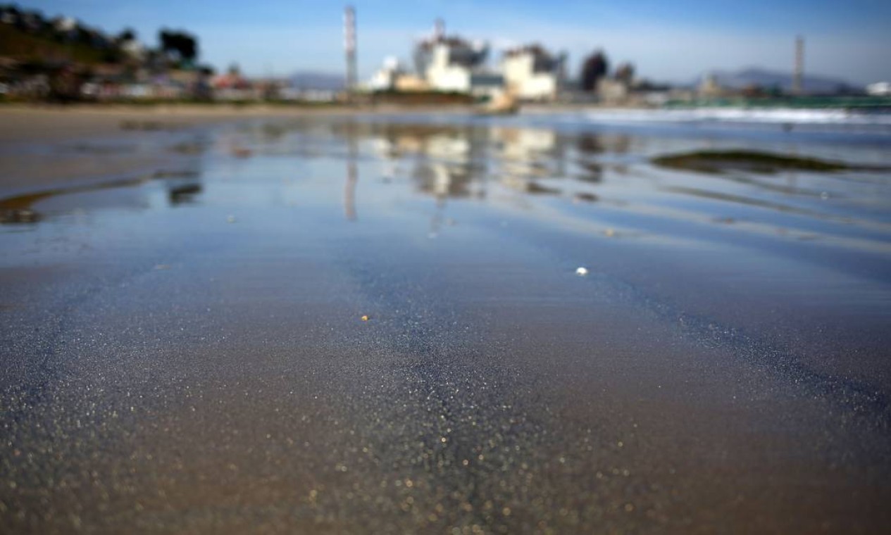 Manchas negras na areia da praia de Las Ventanas — Foto: PABLO VERA / AFP