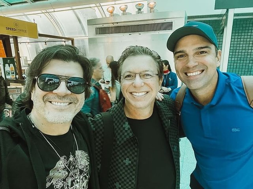 Paulo Ricardo registra encontro com Boninho e Tadeu Schmidt no aeroporto
