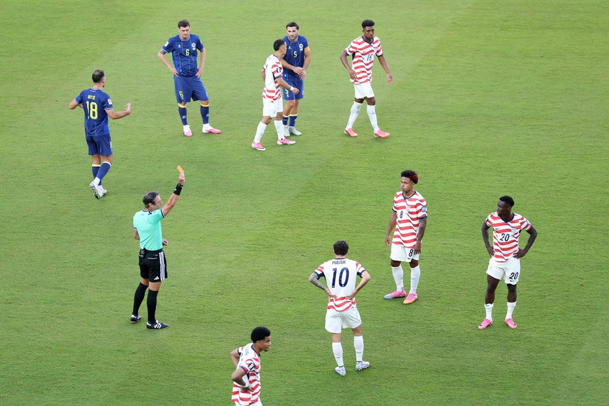 O jogador americano Balogun &eacute; expulso pelo &aacute;rbitro Raphael Klaus