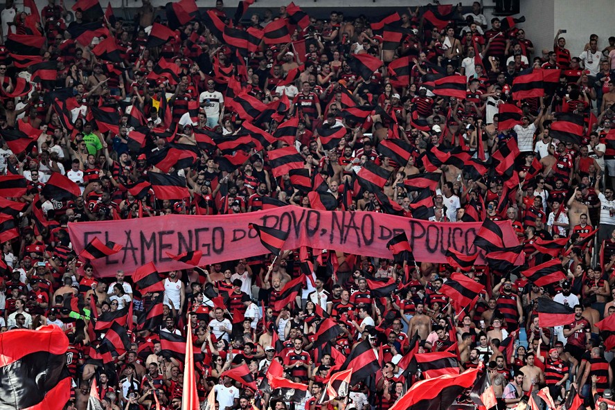 Torcida do Flamengo protesta com faixa no Maracanã na decisão da Copa do Brasil contra o São Paulo: Flamengo do Povo e não de Poucos'