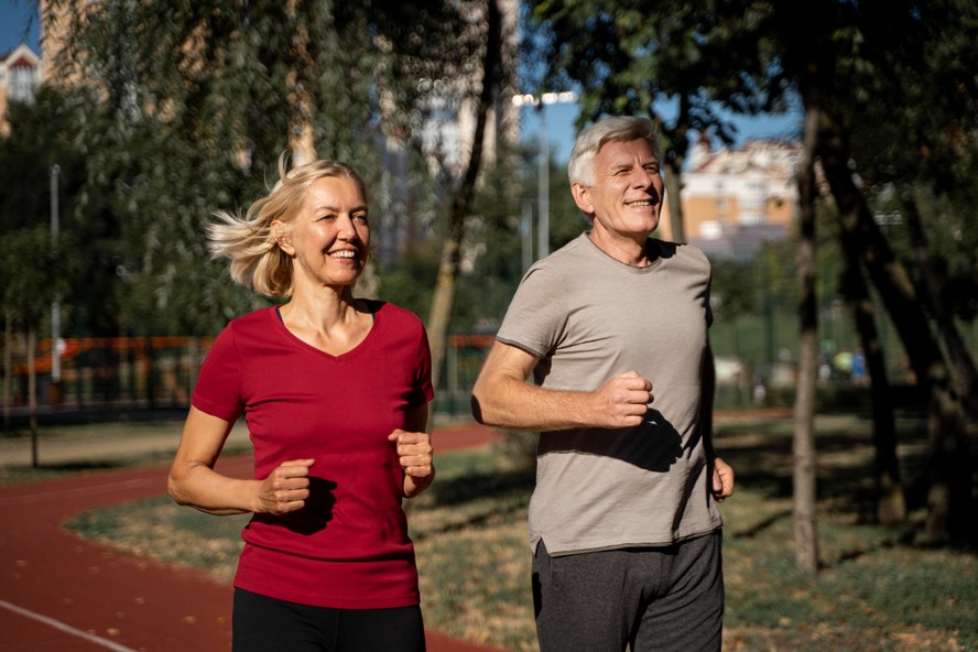 Pessoas fazendo exercícios