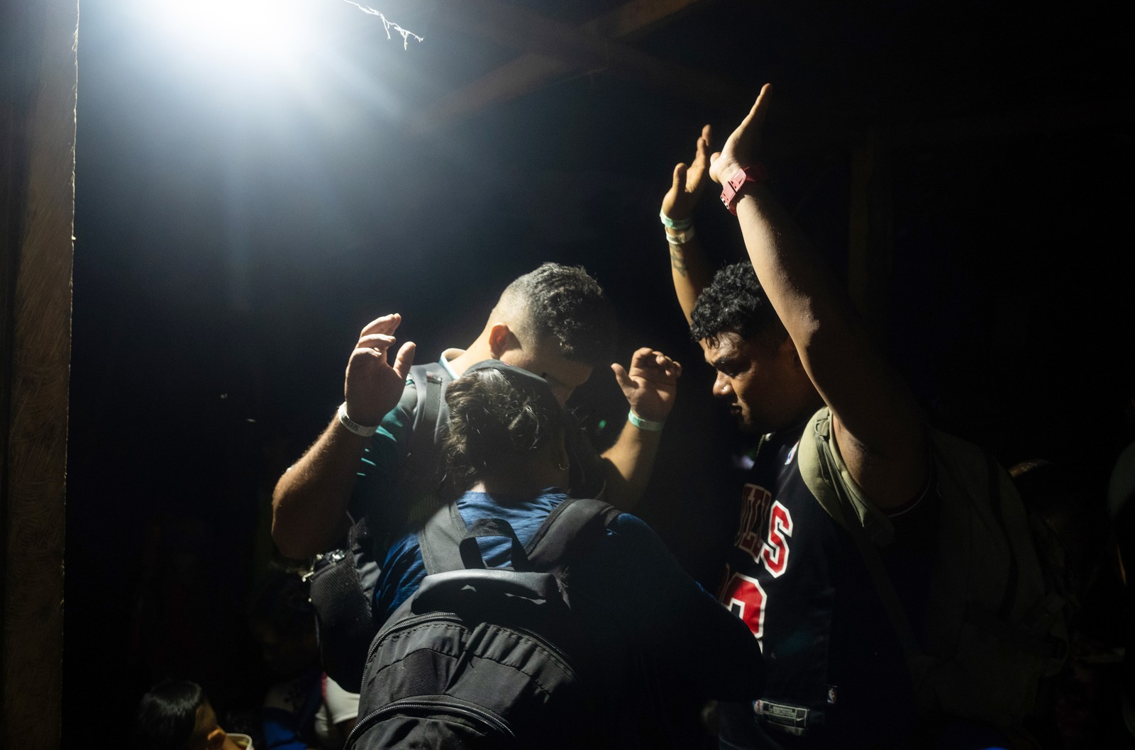 Migrantes rezam antes do amanhecer na fronteira com o Panamá, em DariŽn Gap, na Colômbia — Foto: Federico Rios/The New York Times