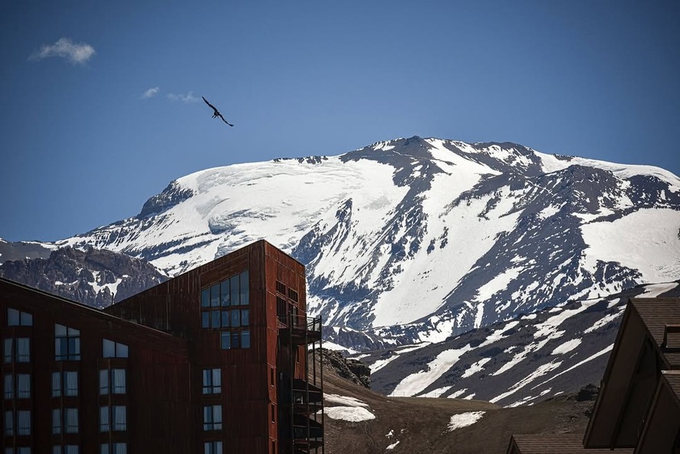 Um dos hotéis da estação de esqui Valle Nevado, nos arredores de Santiago, no Chile — Foto: Divulgação