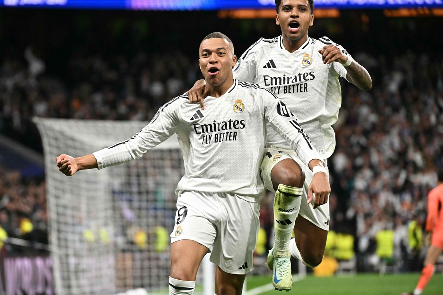 Mbappé e Rodrygo comemoram o gol do francês que abriu o placar