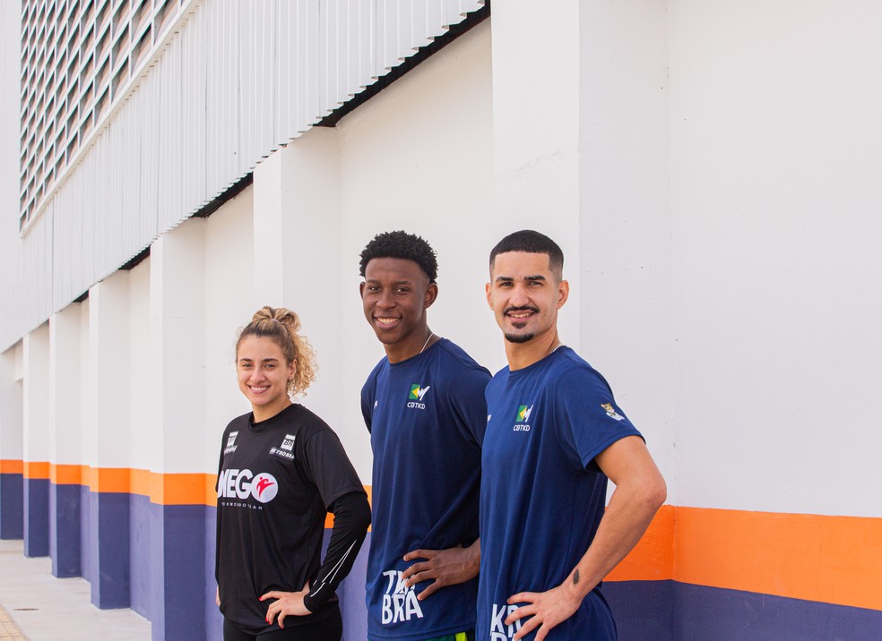 Da esquerda para direita, Milena Titoneli, Henrique Marques e Edival Pontes. Os três fazem parte da equipe de taekwondo do técnico da seleção brasileira, Diego Ribeiro, competiram em Paris e estão neste mundial, na China. — Foto: Beatriz Orle/O Globo