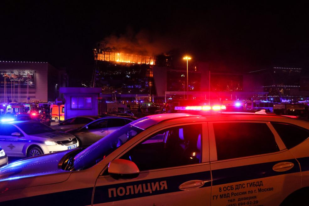 Serviços de emergência se reúnem diante do Crocus City Hall, nos arredores de Moscou — Foto: AFP