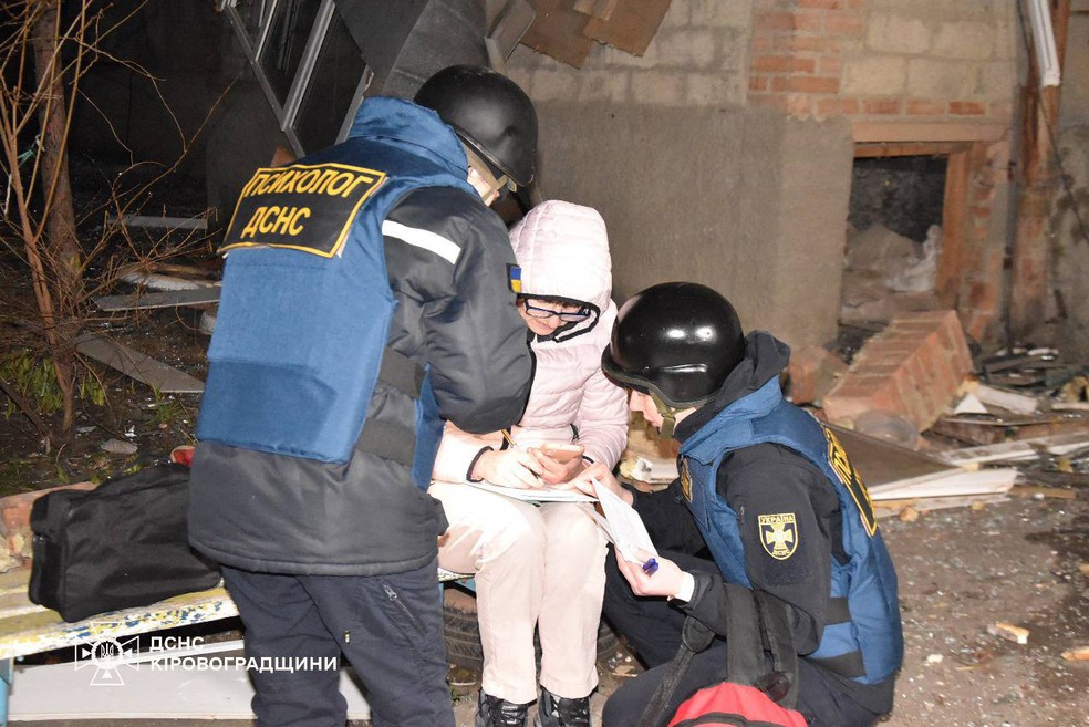 Equipes de resgate trabalhando em um local de ataque em Kropyvnytskyi, região de Kirovograd — Foto: Handout / Ukrainian State Emergency Service / AFP