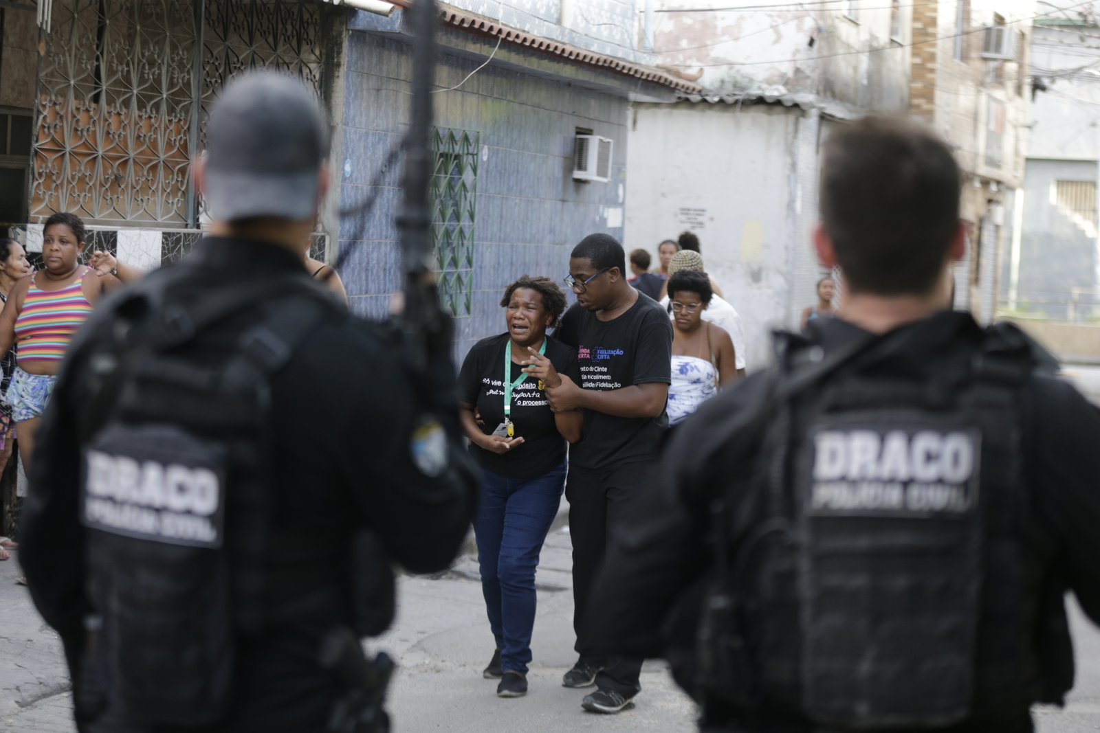 Civil and military police operations at the Complexo de Israel, in the northern zone of Rio, caused panic among residents and people passing through Avenida Brasil and Linha Vermelha, near Cidade Alta (in Cordovil) — Photo: Domingos Peixoto / Agência O Globo