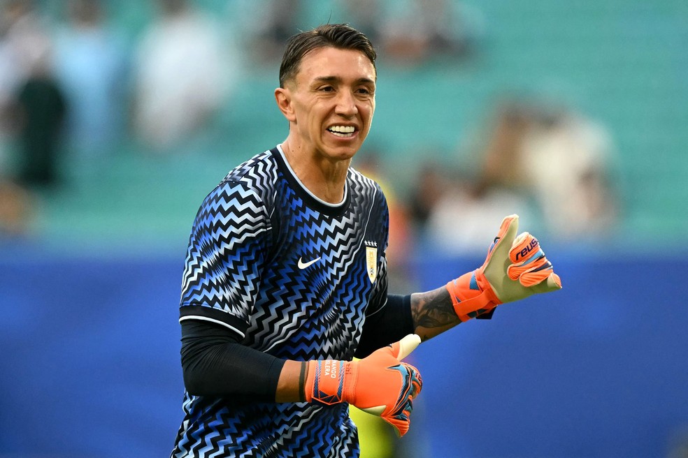 Muslera tem 40 anos e joga no Estudiantes, da Argentina — Foto: CHANDAN KHANNA / AFP